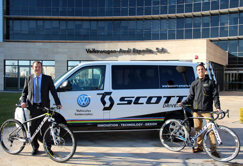 Alex García Llobet, director de marketing de Volkswagen Vehículos Comerciales, y Didac Sabaté, responsable de marketing de SCOTT España.