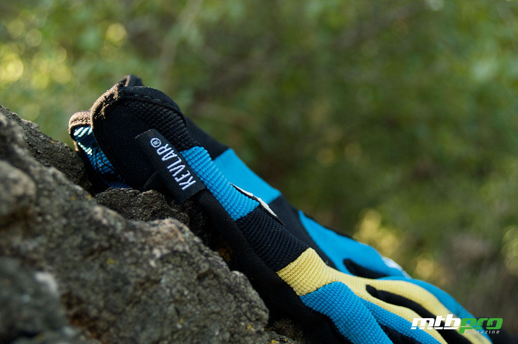 La parte superior de los guantes Sombrio Prodigy está fabricada en kevlar
