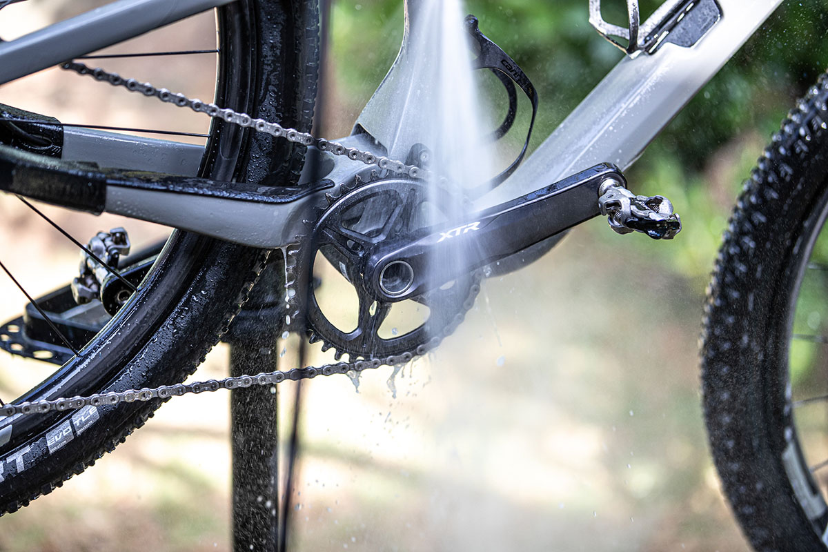 ¿Por qué no debes lavar tu bicicleta en las gasolineras?