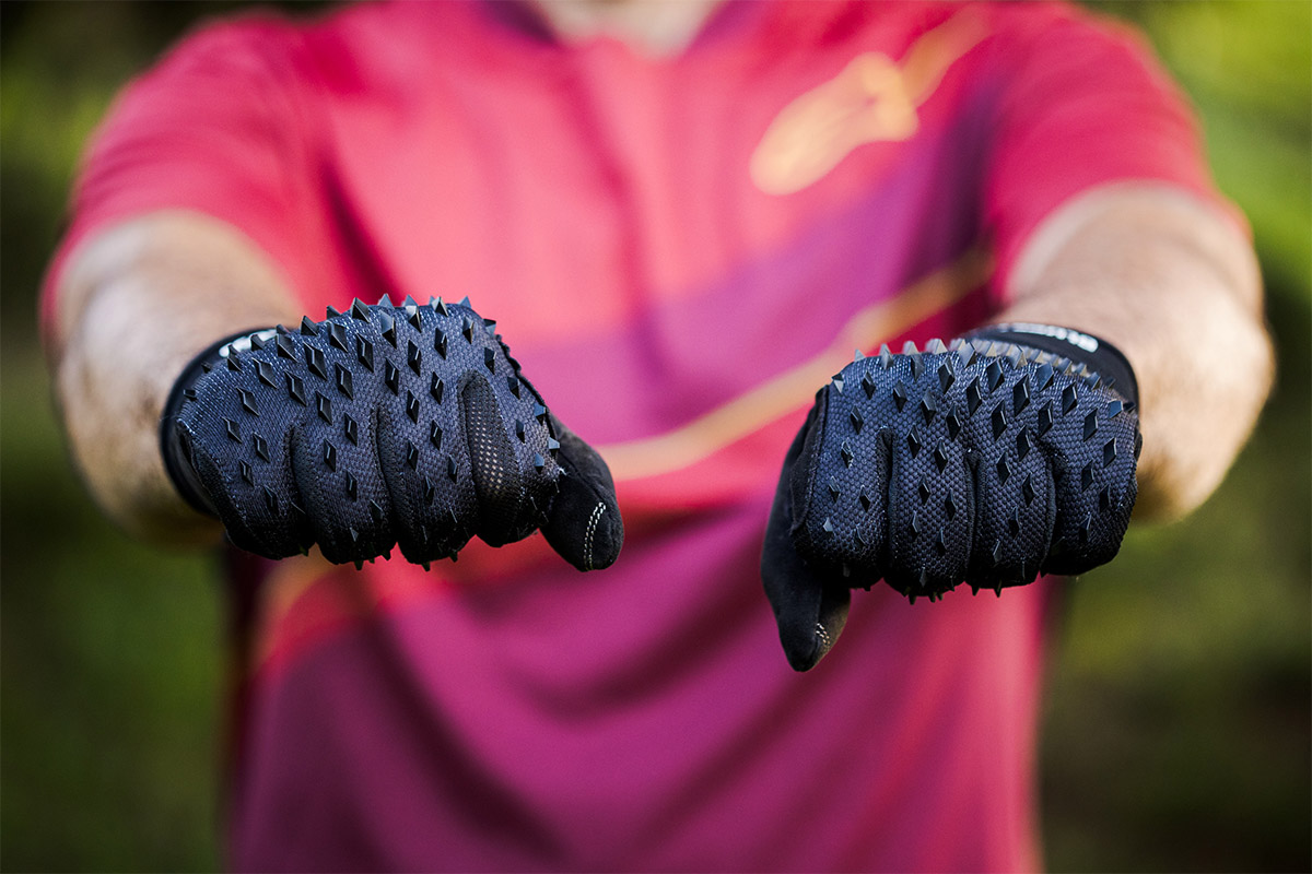 Probamos los guantes Bluegrass Prizma 3D: transpirables, pero con extra de protección