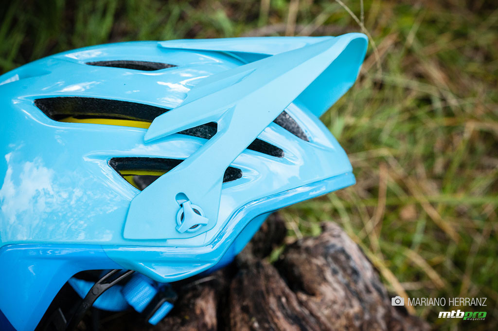 la visera del Bontrager Rally tiene un rango tan amplio de subida y bajada que en la posición más alta nos va a permitir la colocación de una máscara
