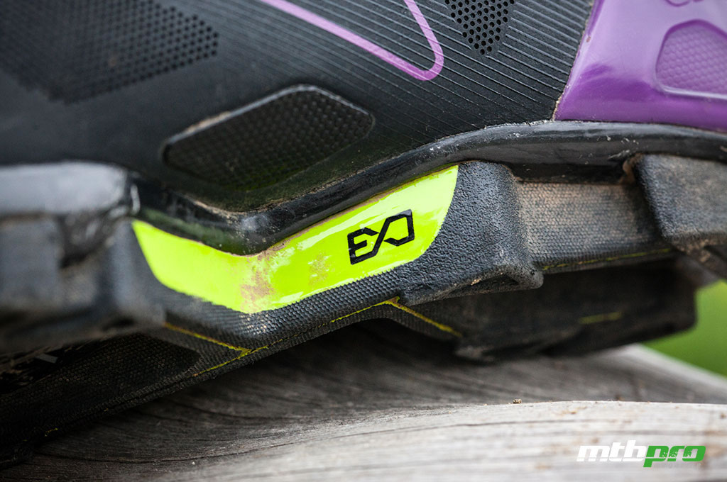 El modelo Tesca  también cuenta con tecnología ExoFlex, que permite que la parte superior del pie sobre la zapatilla se mueva independiente de la suela de carbono ExoBeam