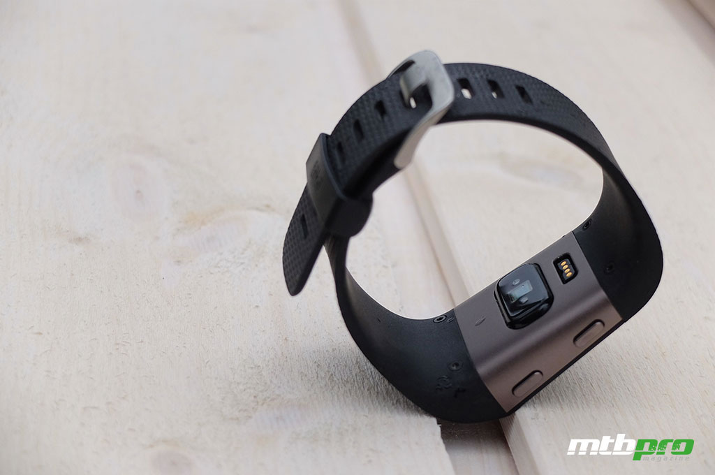 El Fitbit Surge es un reloj deportivo con GPS y medidor de pulso cardiaco incorporado (sistema Purepulse), que cuenta con pantalla LCD táctil de 1,25 pulgadas