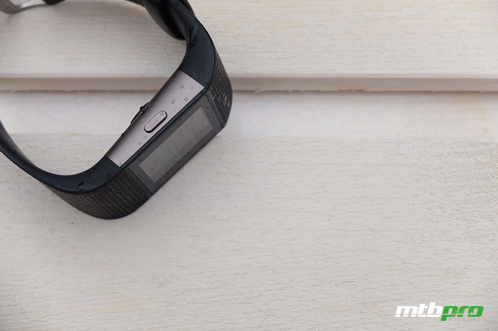 Para moverte por el menú del Fitbit Surge, tienes un botón principal en el lado izquierdo y dos de selección en el lado derecho