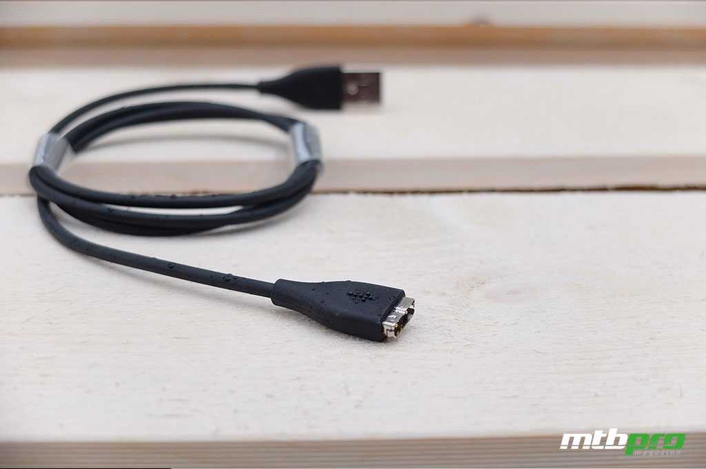 El Fitbit Surge viene con un cable USB para la carga y un adaptador bluetooth USB.