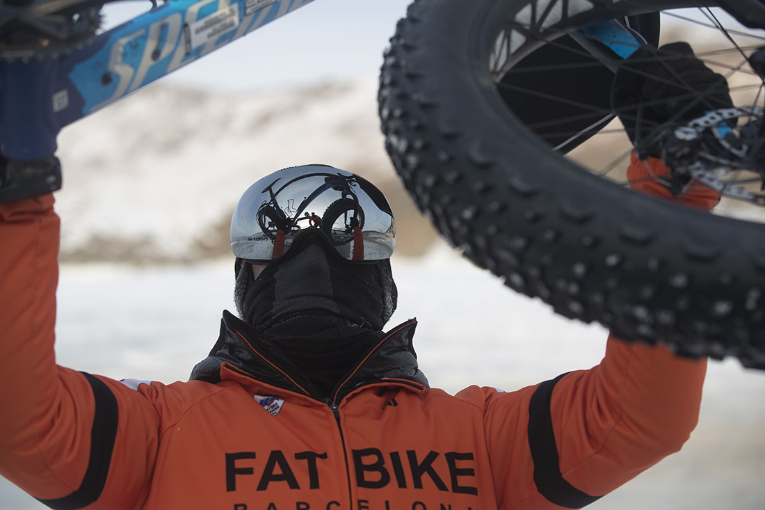 Aventura sobre el hielo. Recorriendo el lago Baikal en Fat Bike Aventura sobre el hielo. Recorriendo el lago Baikal en Fat Bike