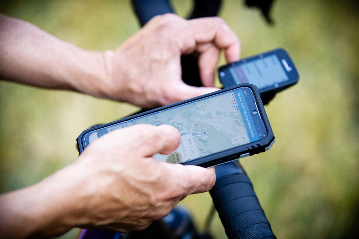 ¿Es mejor llevar un display, un ciclocomputador GPS o un smartphone con App?