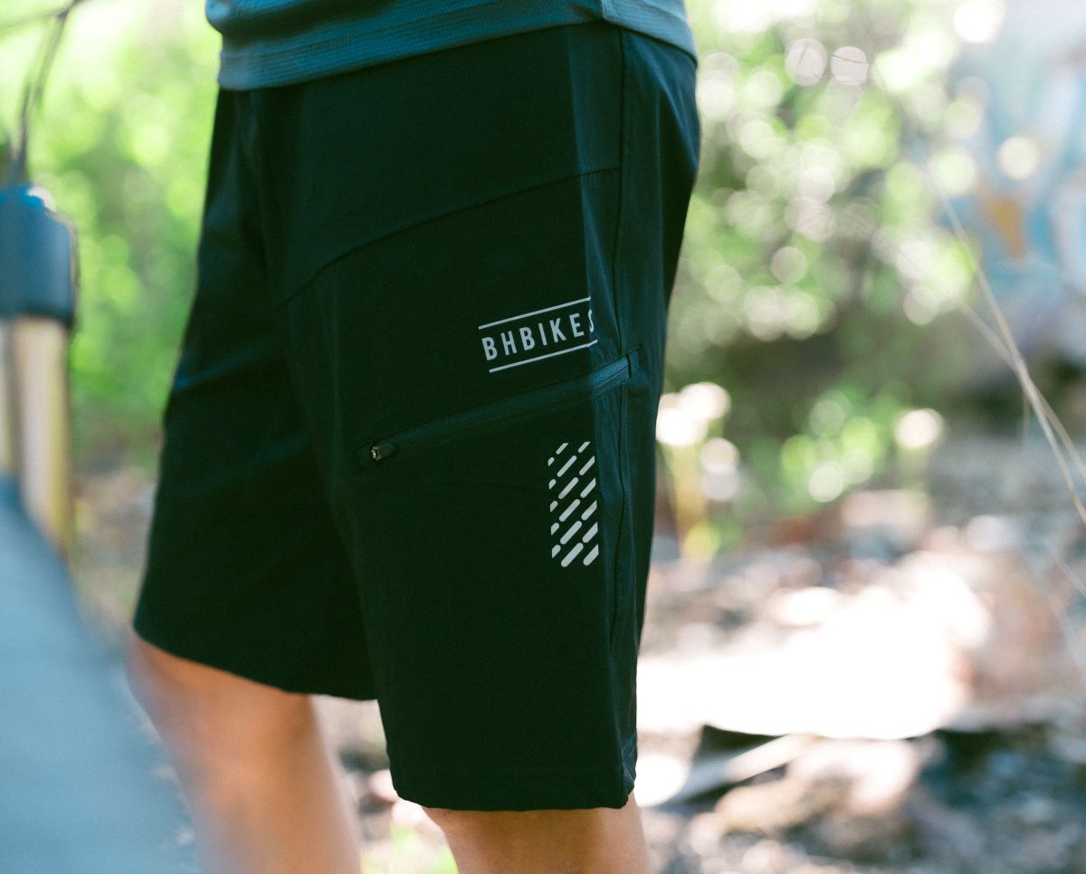 BH presenta Rebel, su nueva gama de ropa para MTB trail 