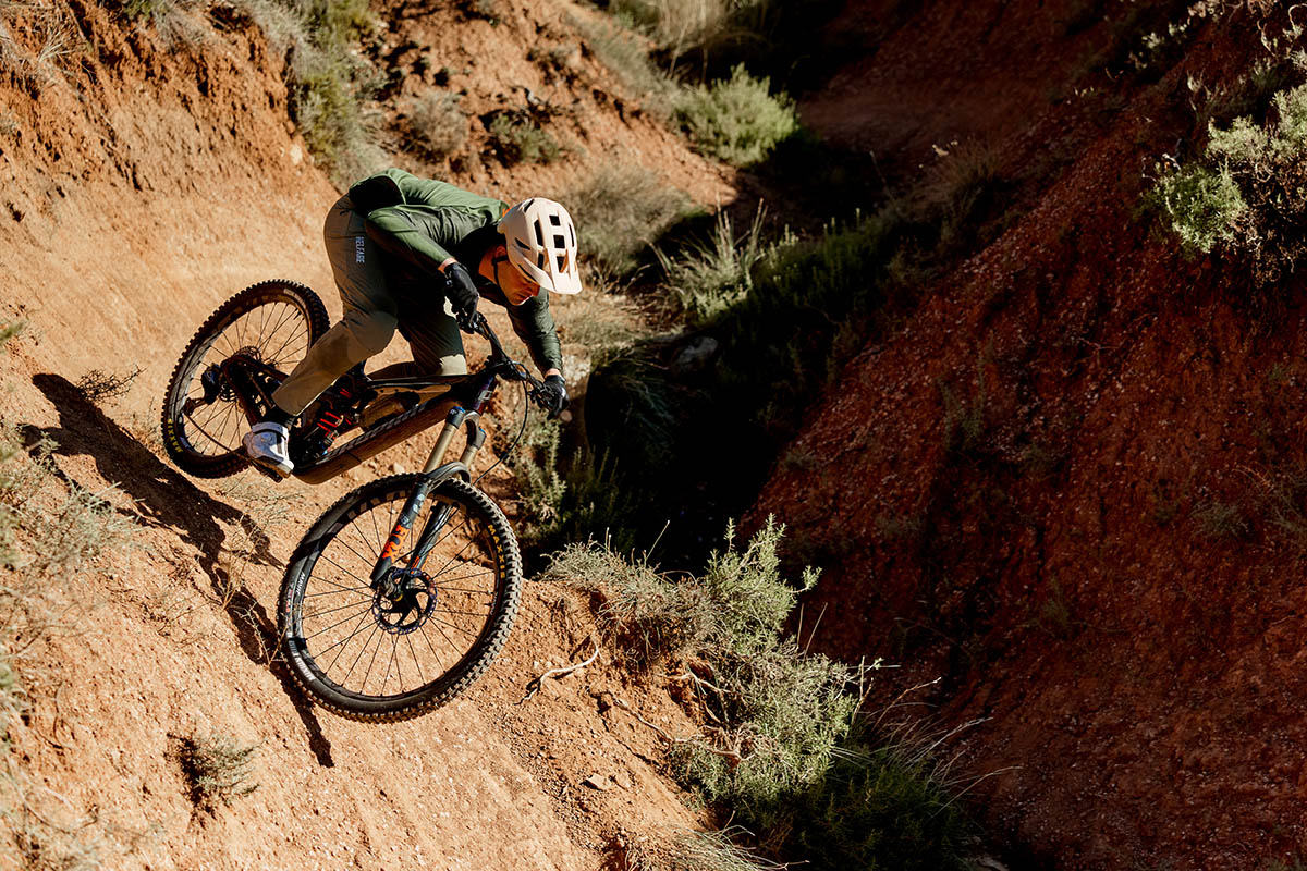 Un casco de enduro con doble capa de protección: nuevo Lazer Impala KinetiCore DualCore