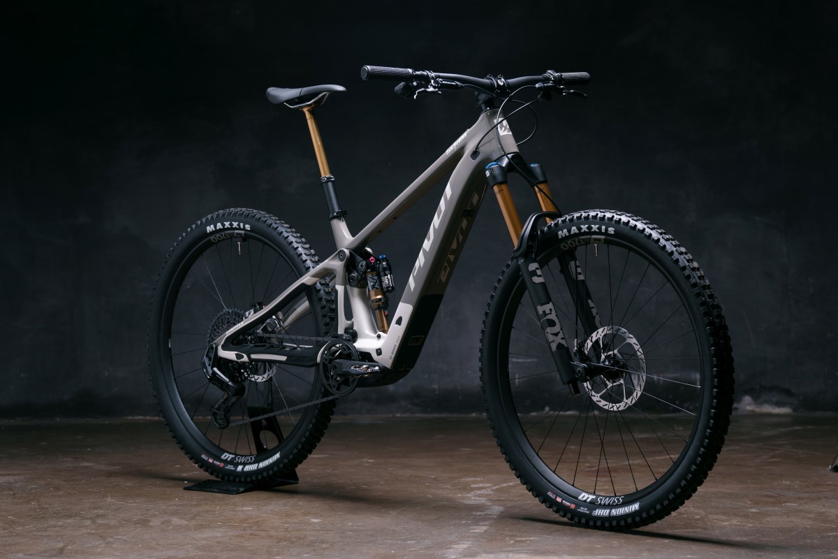 Pivot Shuttle SL/AM, la all-mountain eléctrica de la marca, ahora más ligera