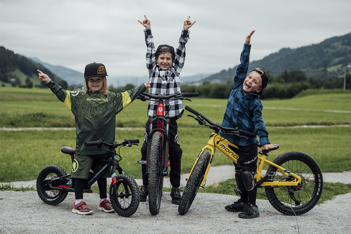 Foto de acción de modelos infantiles de ebikes de Mondraker