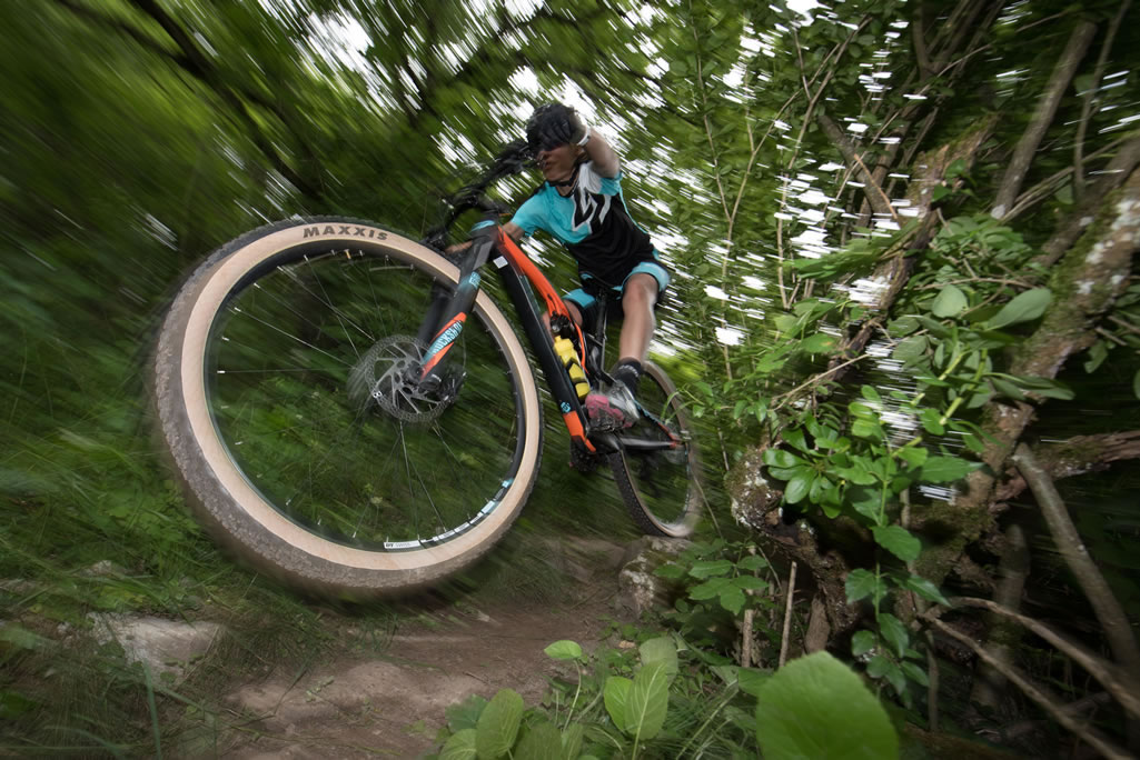 Muriel BOuhet en acción con la nueva Lapierre XR