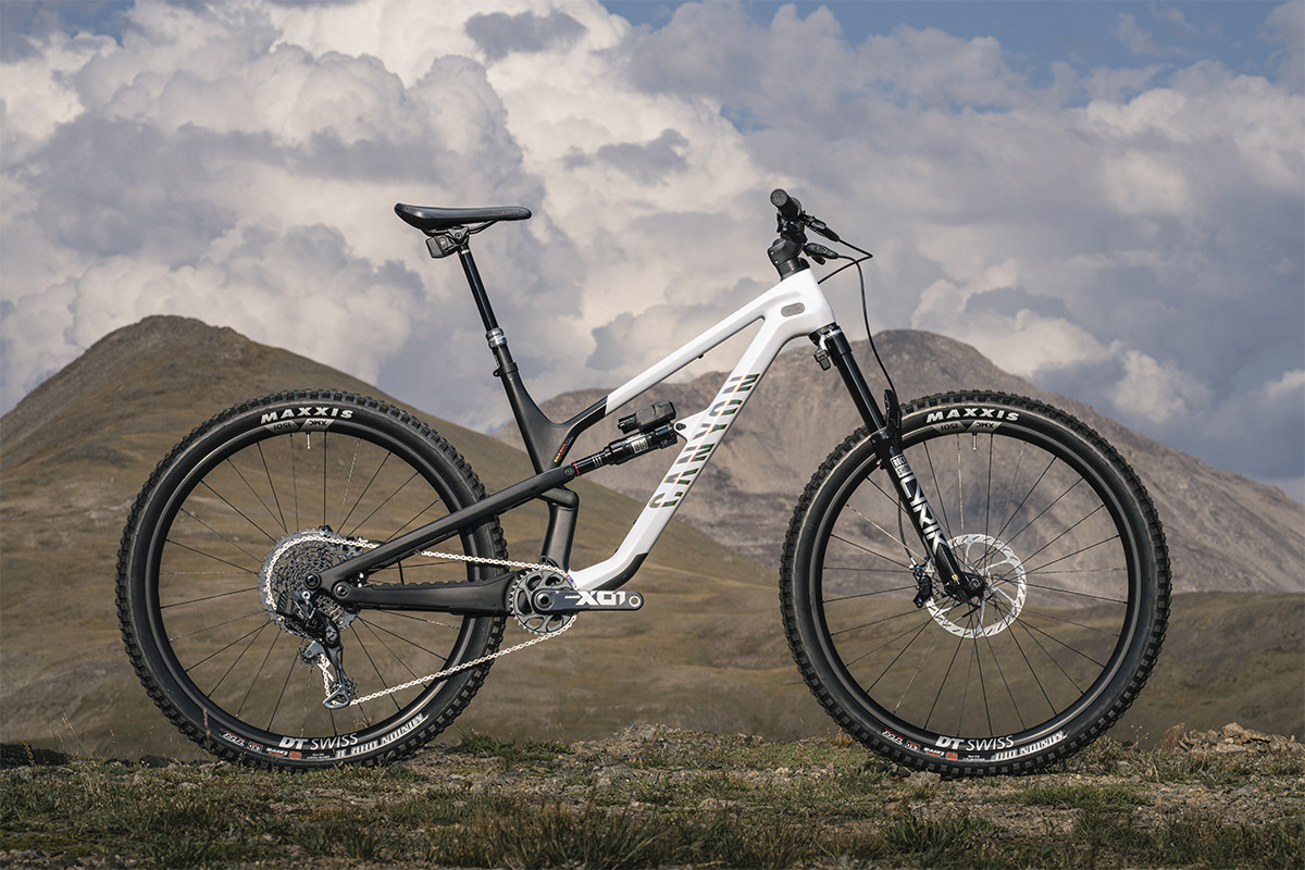 Canyon Neuron Spectral CF con RockShox Flight Attendant