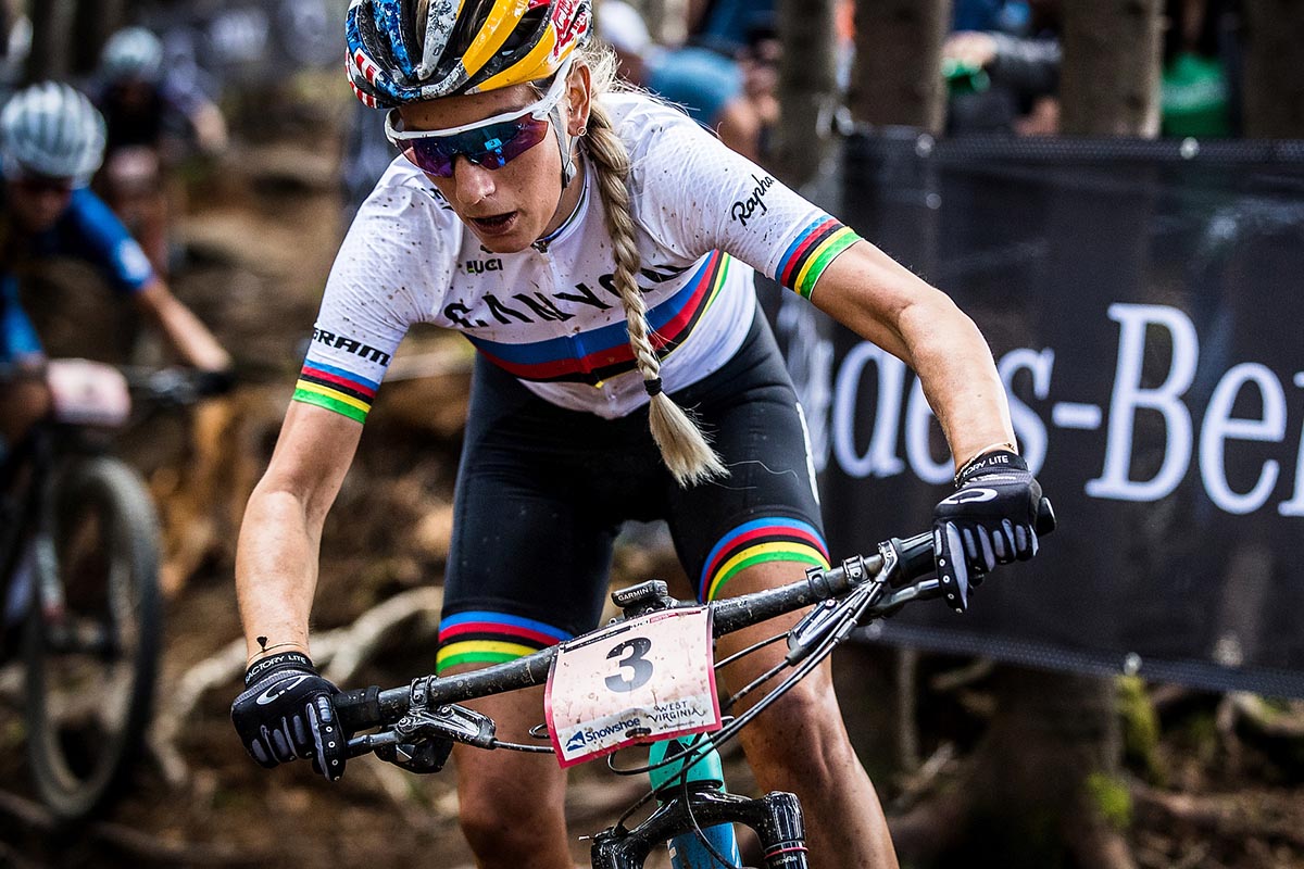 Pauline Ferrand-Prevot en acción con la Canyon Exceed