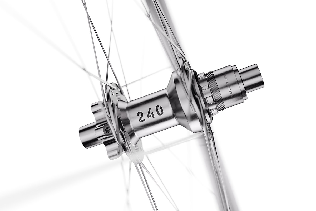 Nuevas ruedas DT Swiss FR 1500 Classic Silver DEG DF LTD: con tecnología anti-pedal kickback ajustable