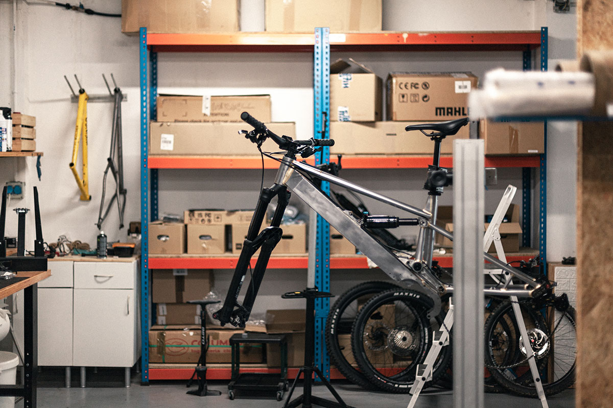 ABUMS Model One: así es la eMTB de acero fabricada en España