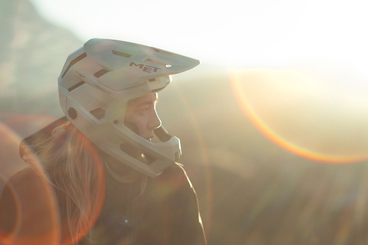MET renueva su casco convertible más emblemático: así es el Parachute MCR 2