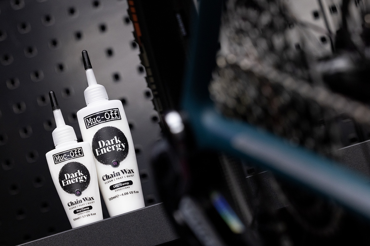 Nueva cera lubricante Muc-Off Dark Energy y limpiador específico Chain Wax Cleaner
