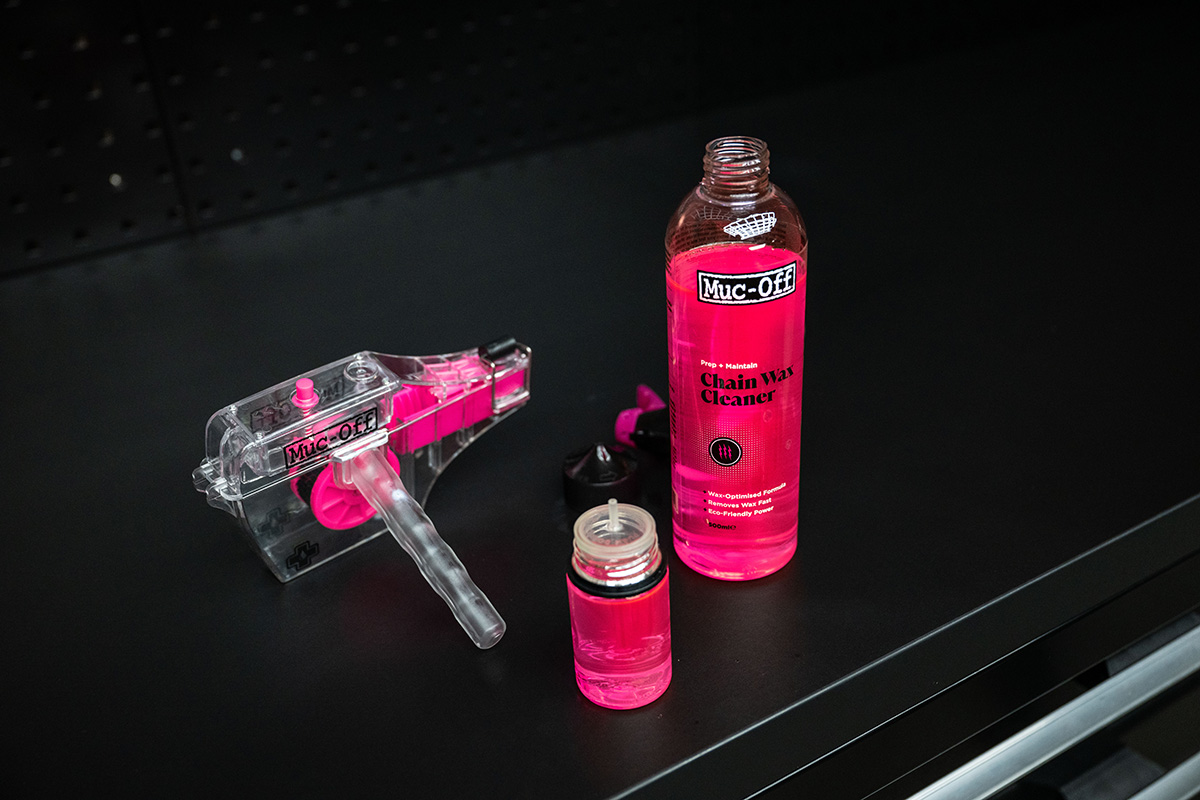 Nueva cera lubricante Muc-Off Dark Energy y limpiador específico Chain Wax Cleaner