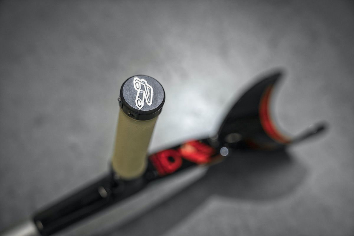 Detalle muletas Mondraker
