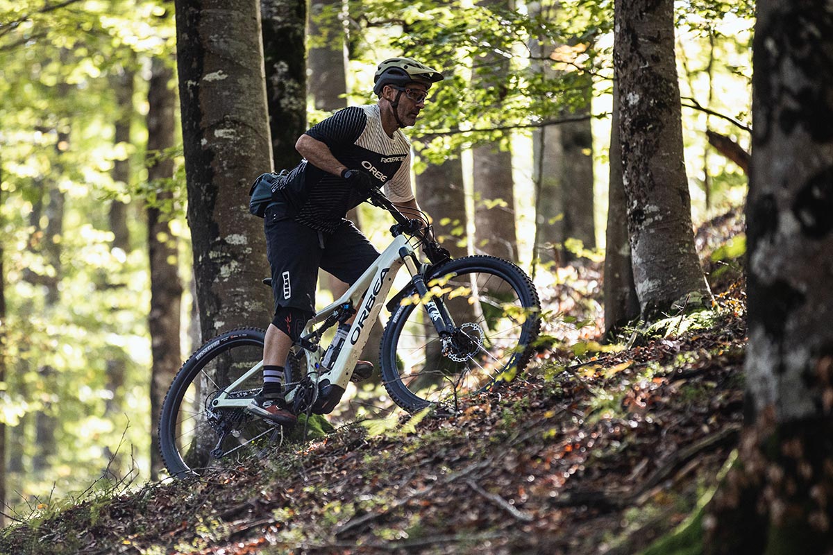 Foto de acción de la Orbea Rise en el test de MTBpro