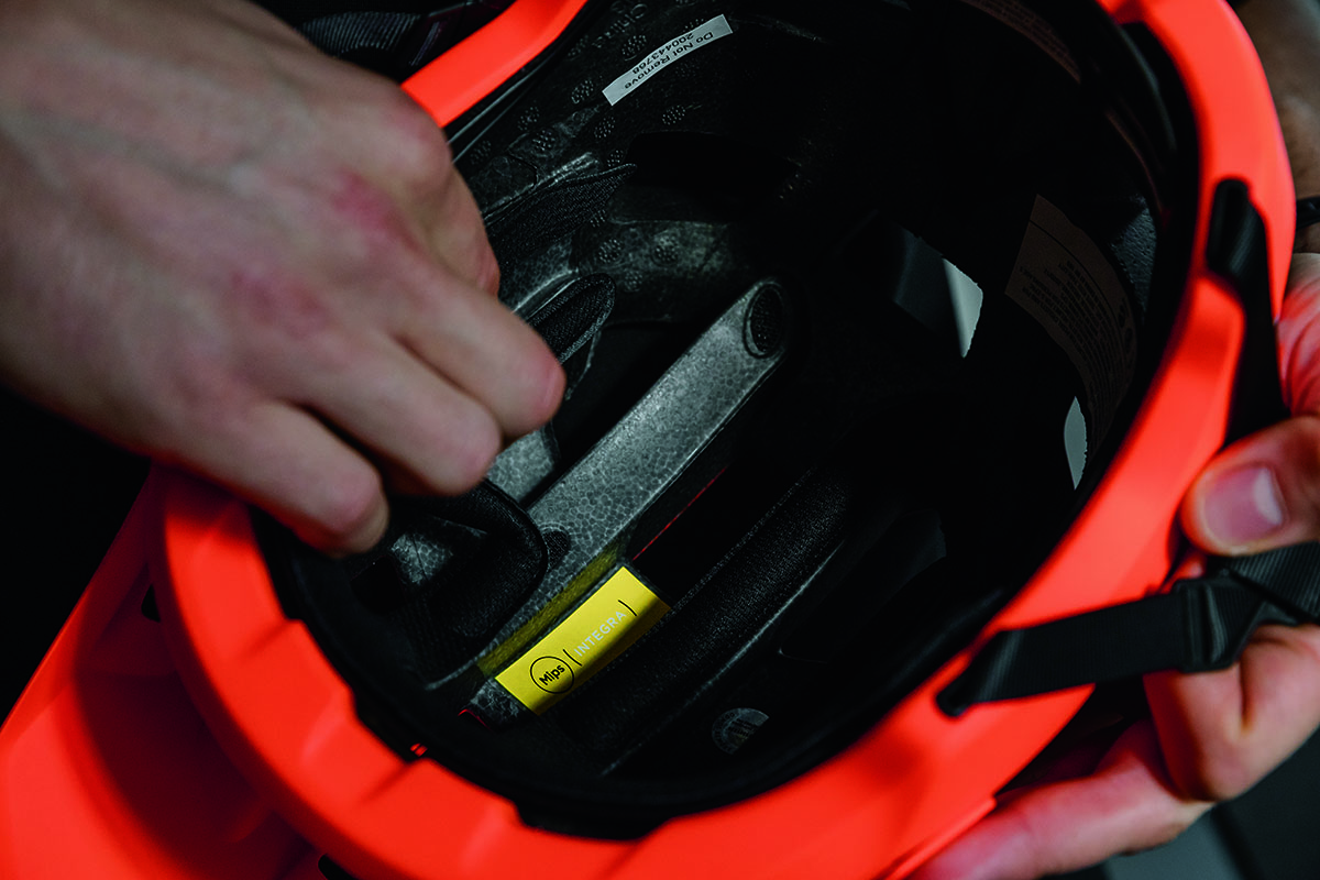 Sistemas de protección Mips Integra y Recco para el POC Kortal Race Mips