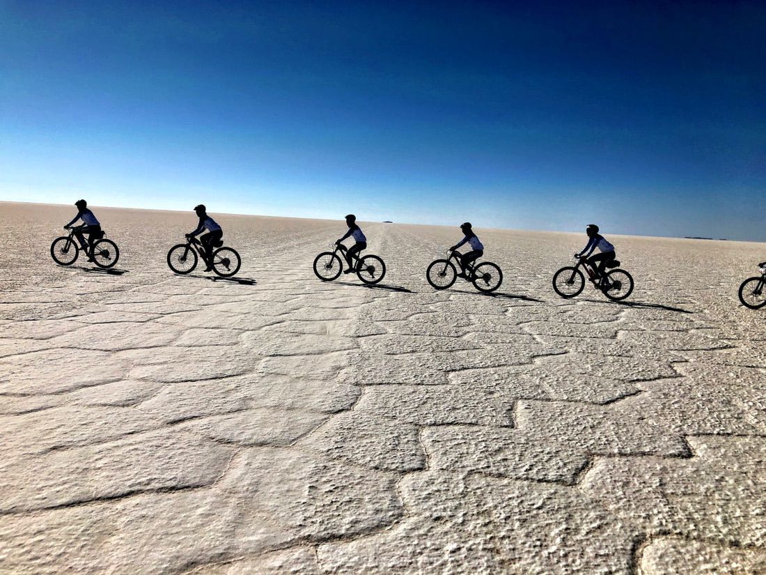 Las mujeres del Reto Pelayo 2019 pedaleando por el Salar de Uyuni