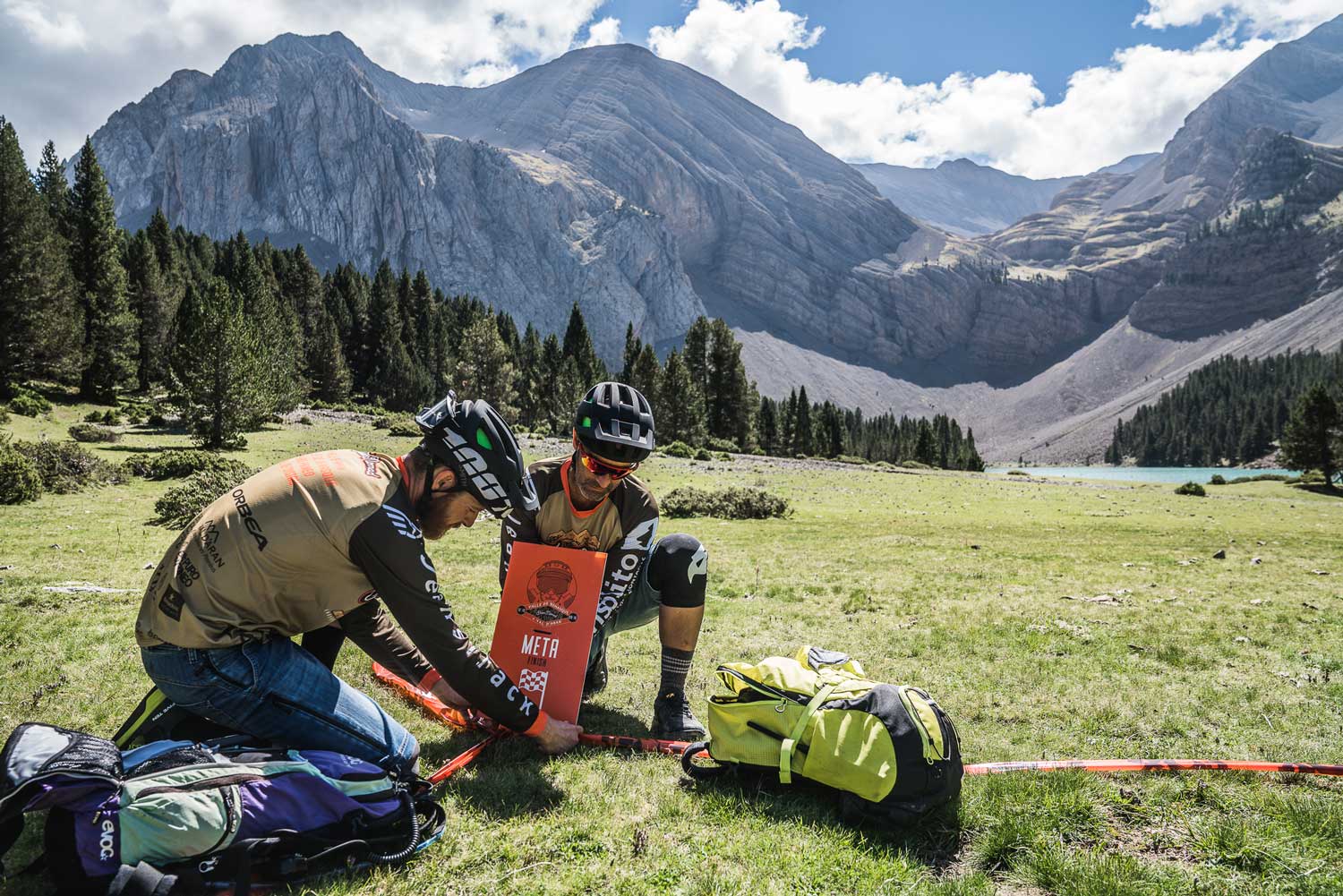 Bike Patrols de Trans Nomad colocando la señalización
