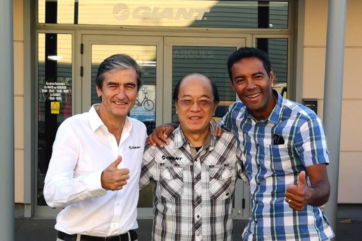 De izqda. a dcha. José Casla, John Koo y Jerome Chagnon a las puertas de las oficinas de Giant, el pasado mes de septiembre, tras la firma del acuerdo.