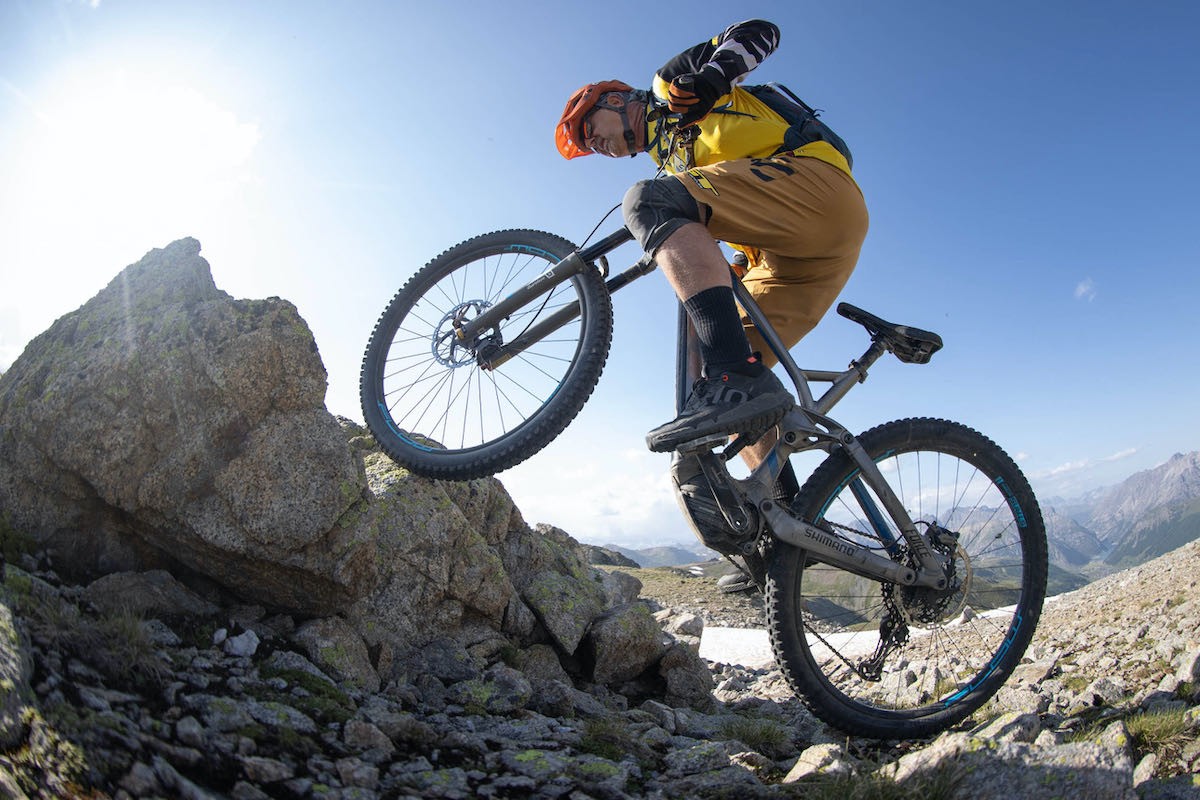 Después de 38 años, finaliza el patrocinio más largo de la historia del MTB Hans Rey en acción con ebike