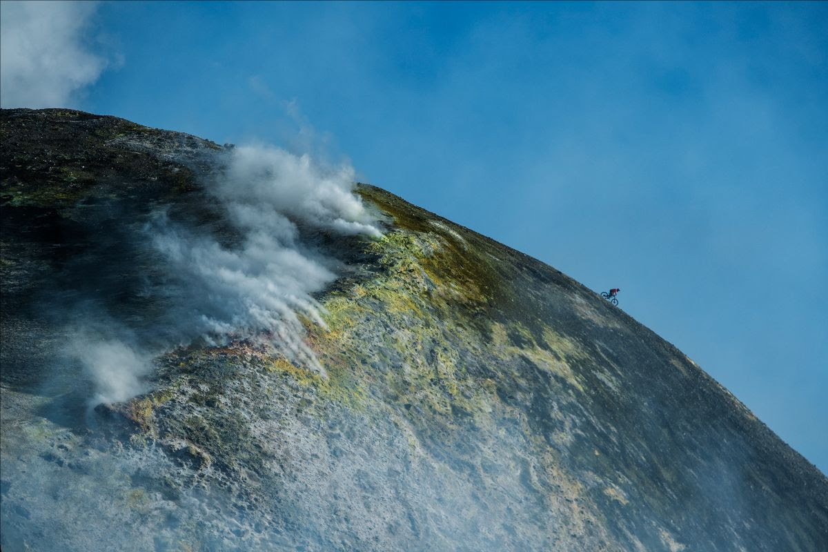 Richard Gasperotti desciende el Etna con una Mondraker Superfoxy