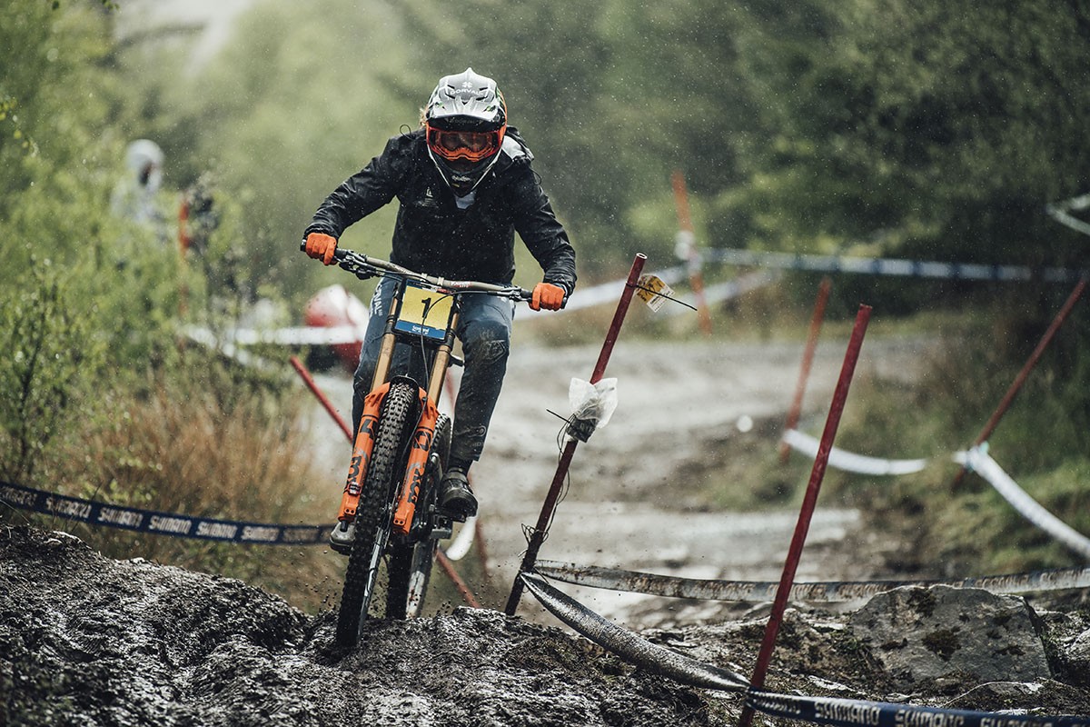 5 errores que arruinan tu ruta bajo la lluvia: La guía para gestionar la humedad en MTB