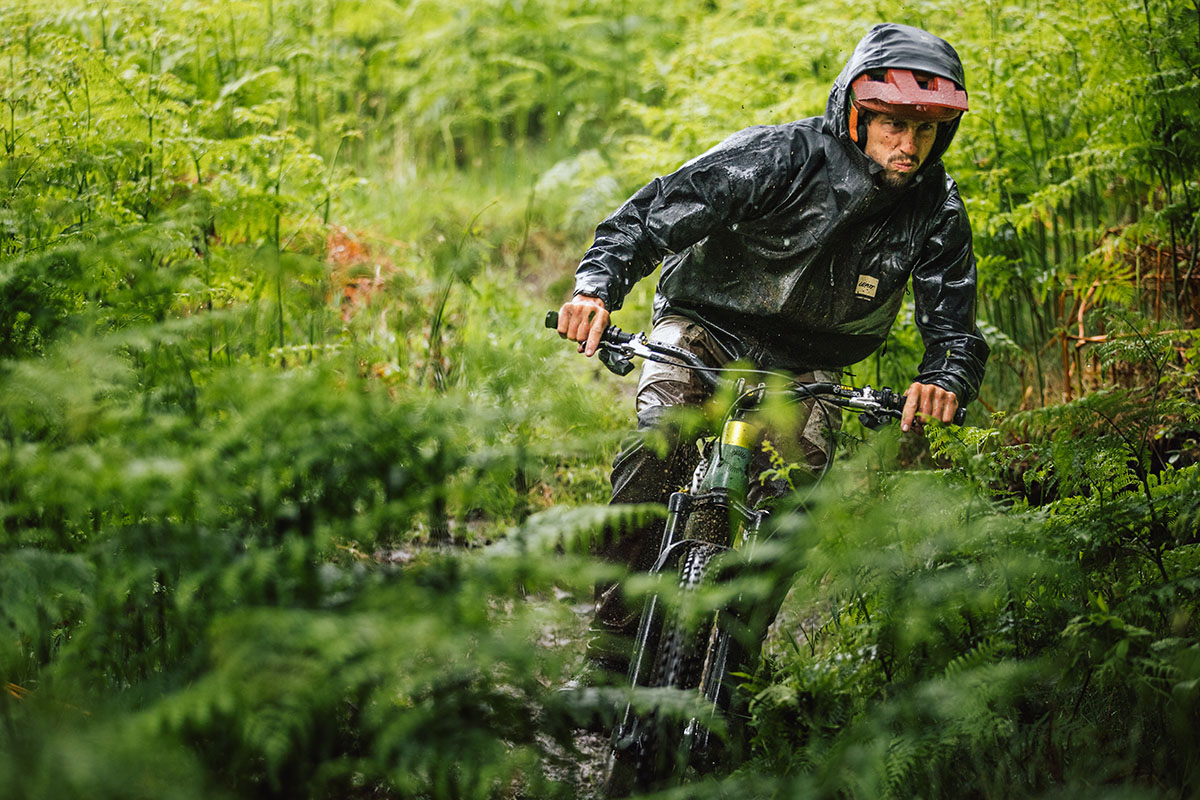 5 errores que arruinan tu ruta bajo la lluvia: La guía para gestionar la humedad en MTB