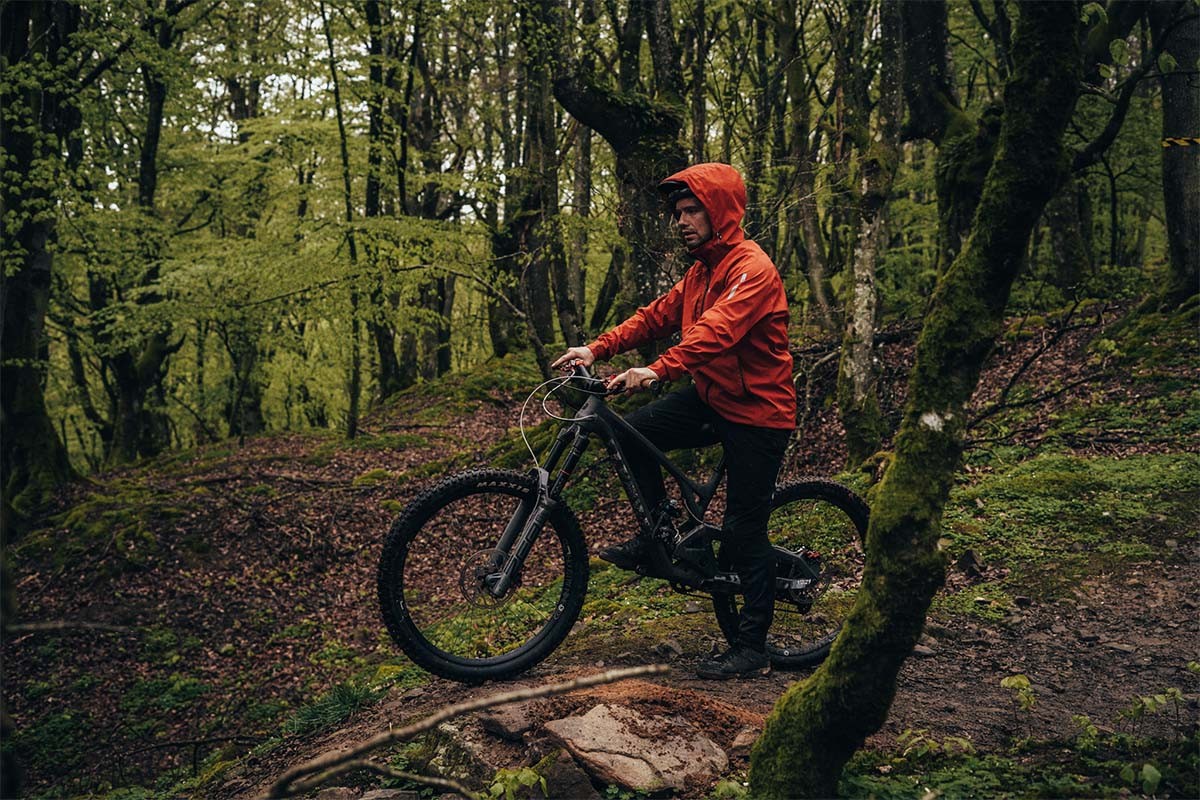 5 errores que arruinan tu ruta bajo la lluvia: La guía para gestionar la humedad en MTB