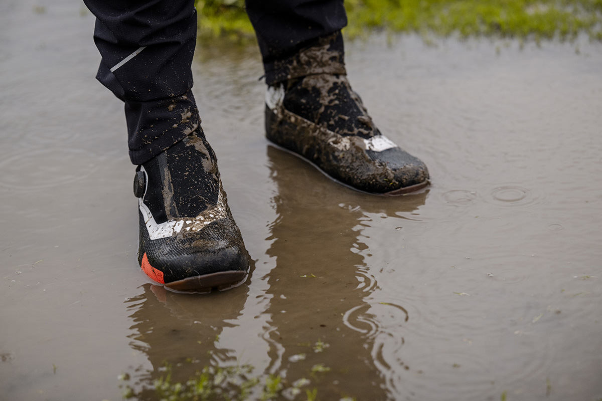 5 errores que arruinan tu ruta bajo la lluvia: La guía para gestionar la humedad en MTB