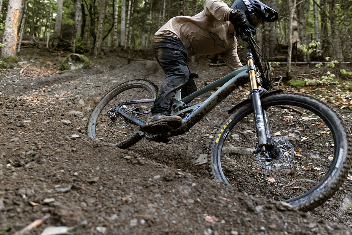 5 errores que arruinan tu ruta bajo la lluvia: La guía para gestionar la humedad en MTB
