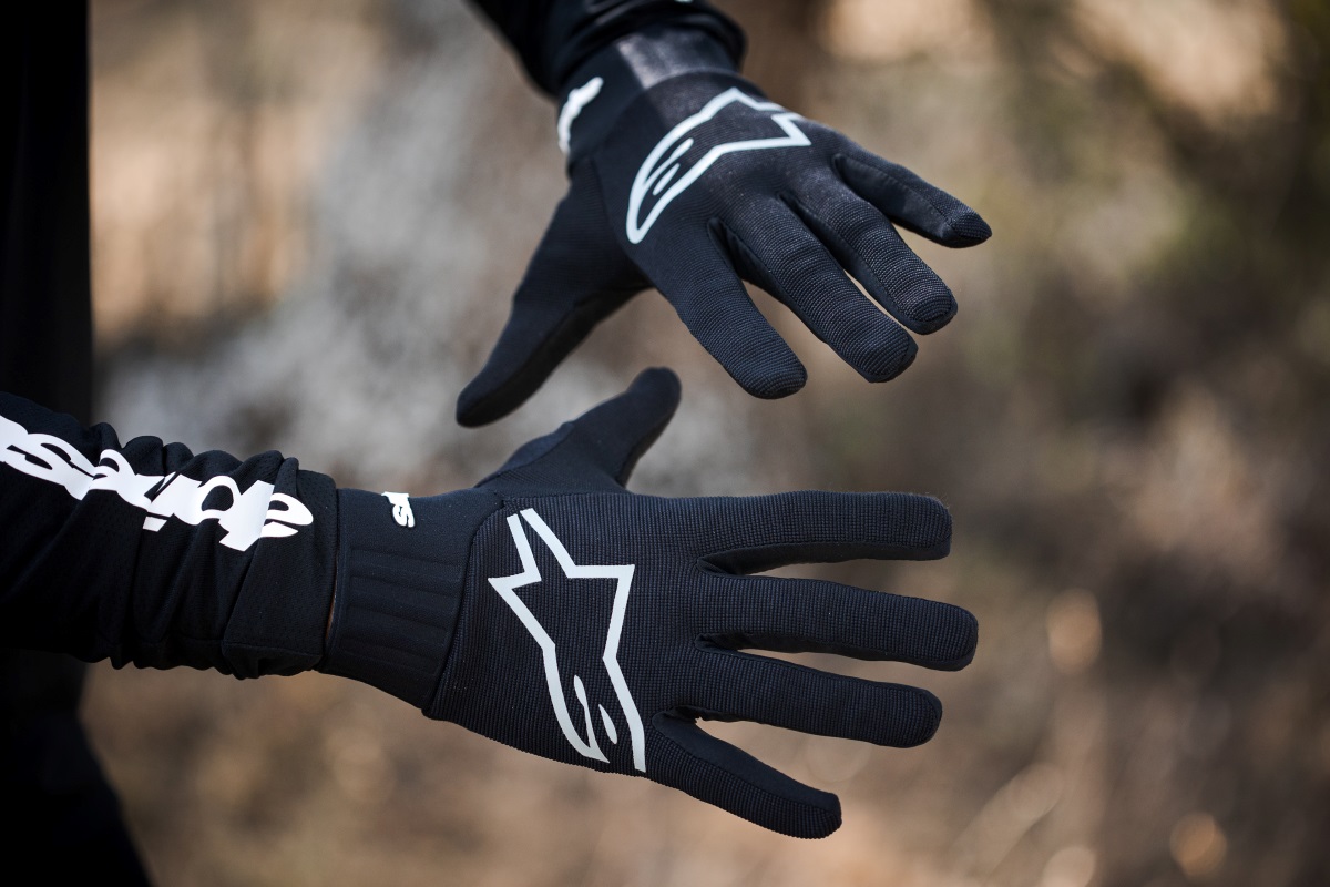 Probamos los guantes Alpinestars V2: ajuste y agarre al manillar para enduro