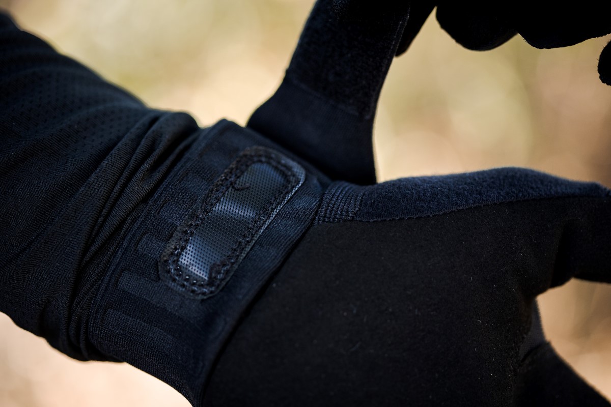 Test: Probamos los guantes Alpinestars V2: ajuste y agarre al manillar para  enduro
