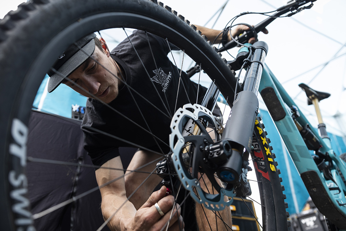 Ángulo de dirección y offset de la horquilla: cómo influyen en el comportamiento de tu MTB