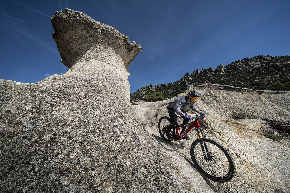 Una e-Enduro de altos vuelos con el Avinox M2S. Probamos la BH iLynx+ DL Enduro Carbon 9.7