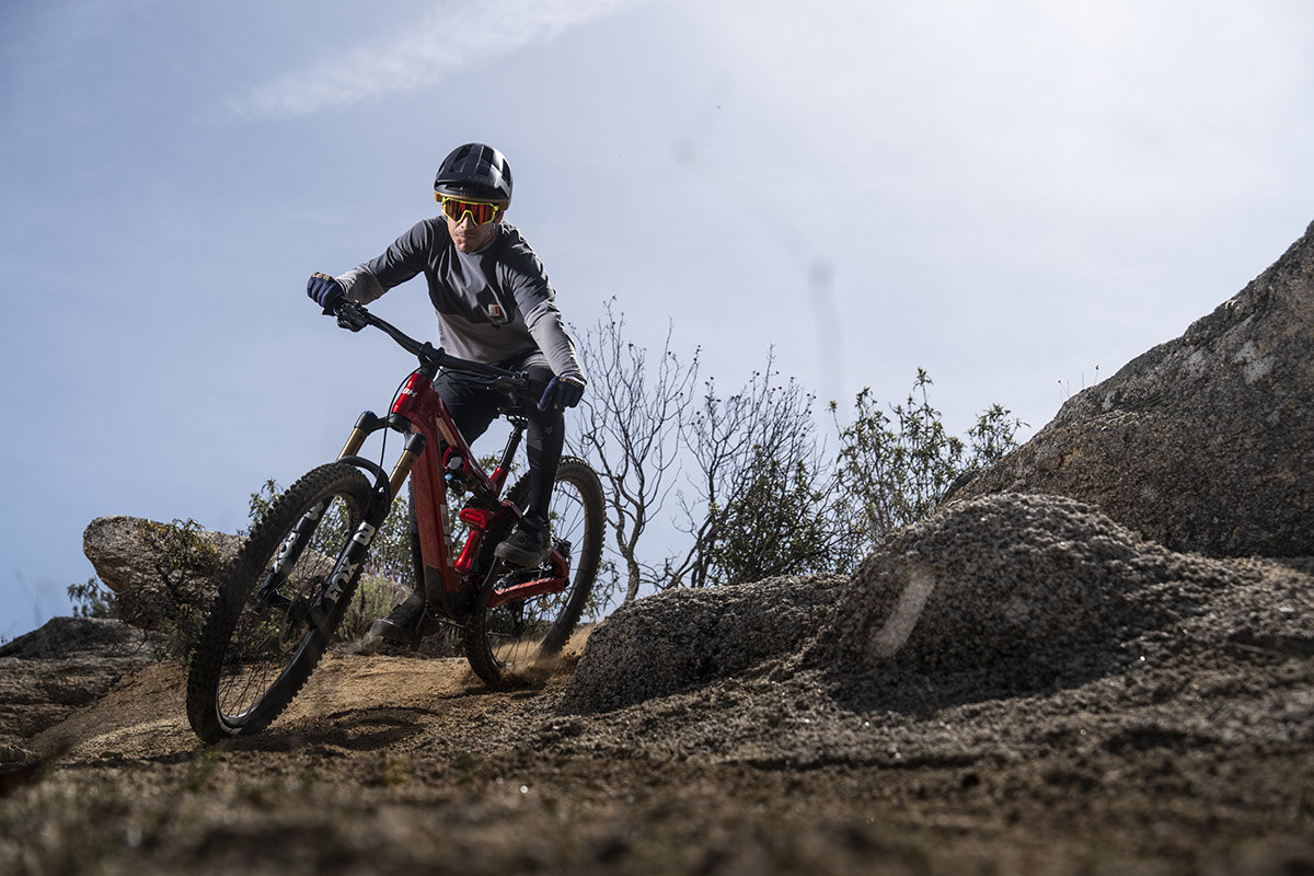 Una e-Enduro de altos vuelos con el Avinox M2S. Probamos la BH iLynx+ DL Enduro Carbon 9.7