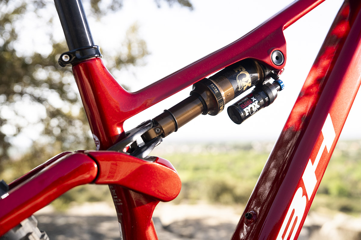 Una e-Enduro de altos vuelos con el Avinox M2S. Probamos la BH iLynx+ DL Enduro Carbon 9.7