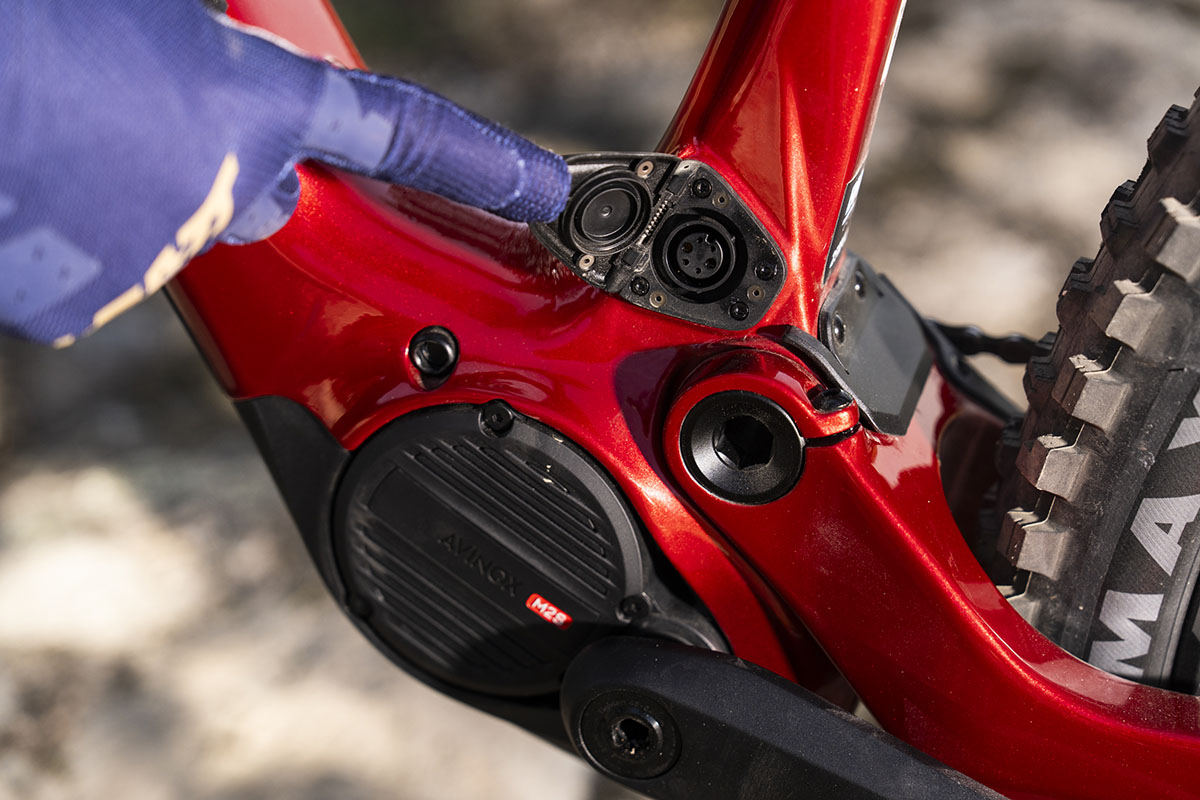 Detalle del puerto de carga para el Avinox M2S