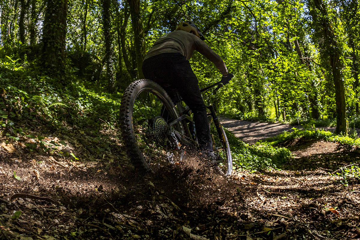 Mejora tu paso por curva en 3 pasos: técnica y consejos para fluir mejor