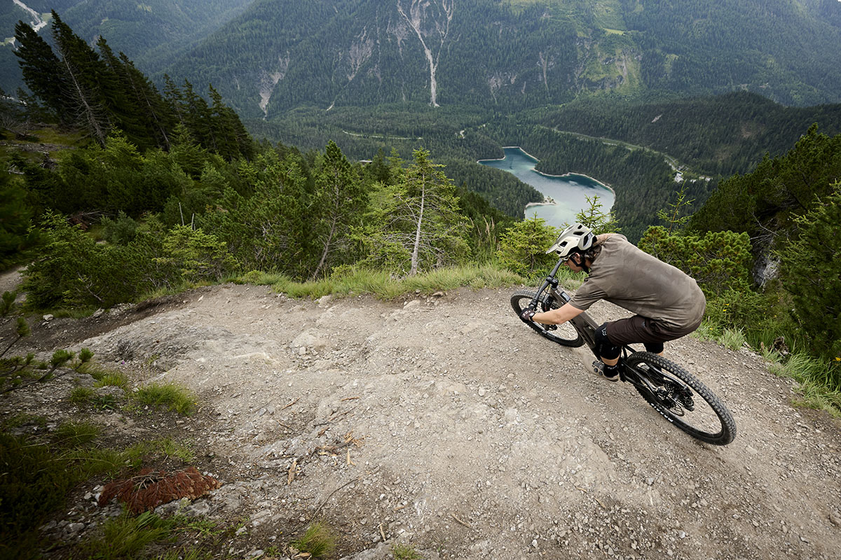 Mejora tu paso por curva en 3 pasos: técnica y consejos para fluir mejor