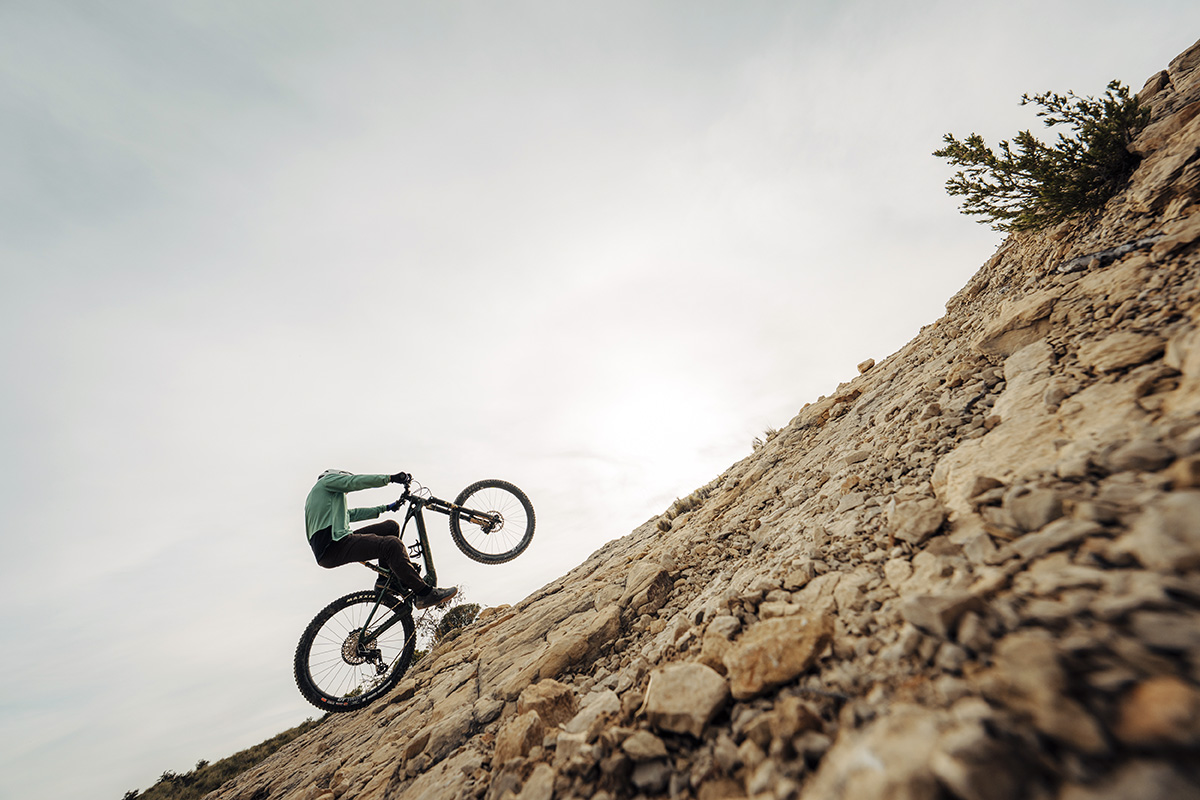Consejos para subir grandes pendientes con la eMTB sin que se levante la rueda delantera
