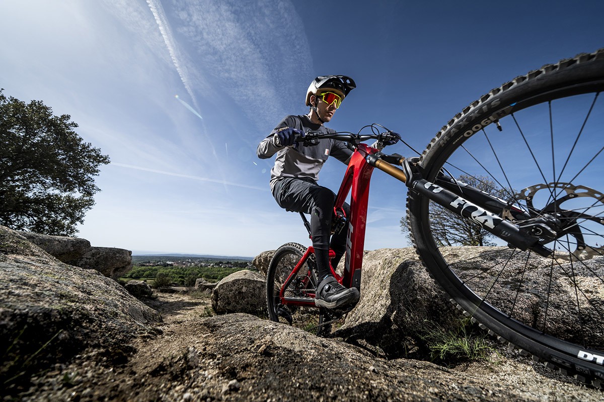 Consejos para subir grandes pendientes con la eMTB sin que se levante la rueda delantera