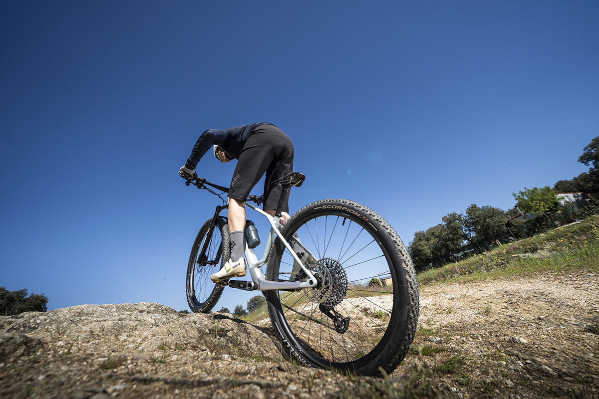 Domina las subidas: 3 consejos para subir más rápido con tu MTB