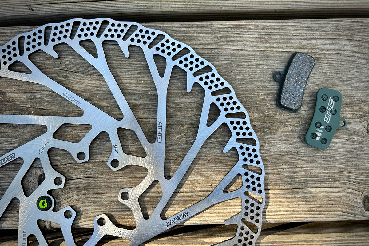 Las ventajas de combinar las pastillas Pro (las verdes) y los discos Shark de Galfer