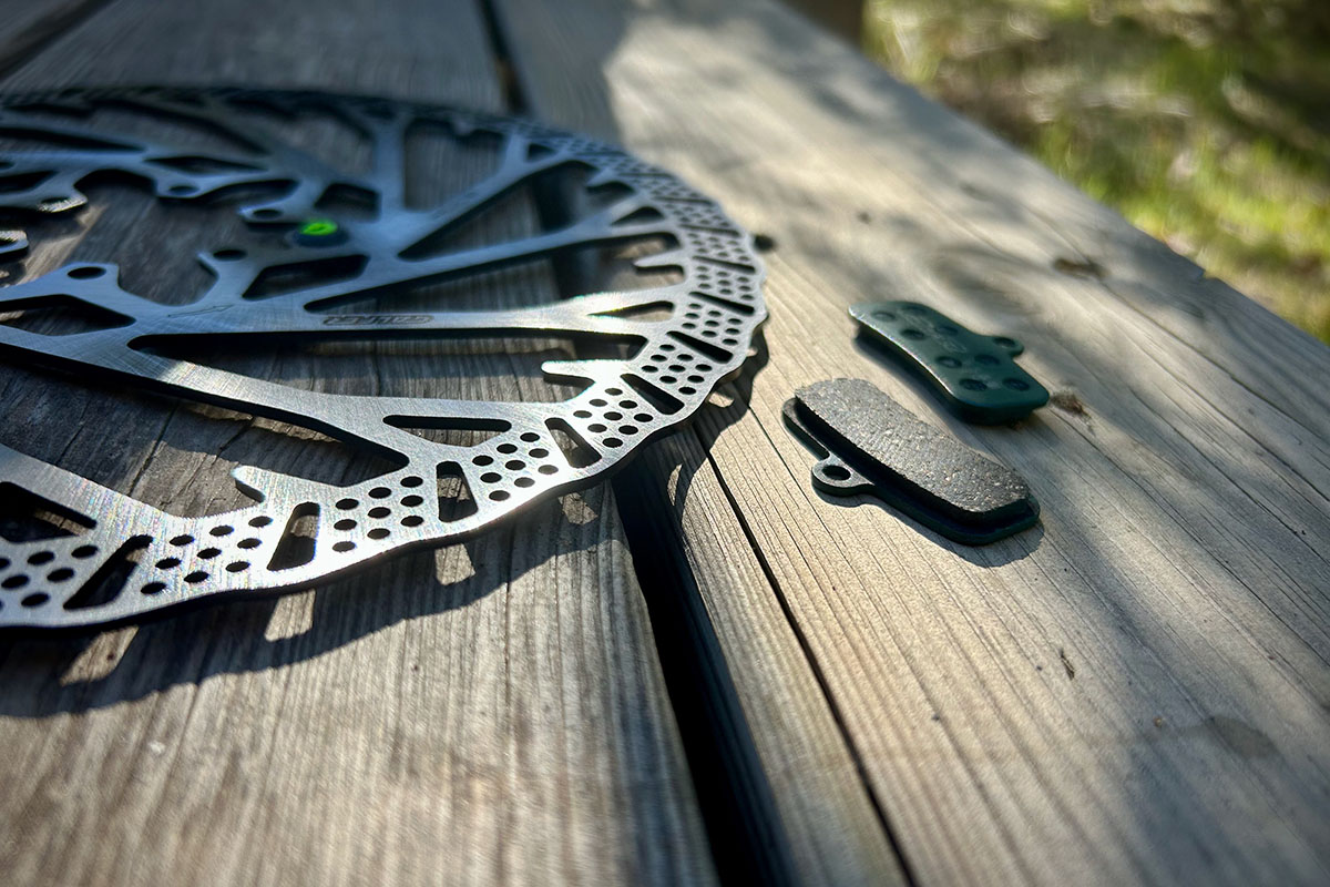 Las ventajas de combinar las pastillas Pro (las verdes) y los discos Shark de Galfer